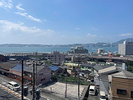 広がる空と海が開放感をもたらす眺望。都会の喧騒から離れて、ゆったりとした時間を過ごせる住まいです。