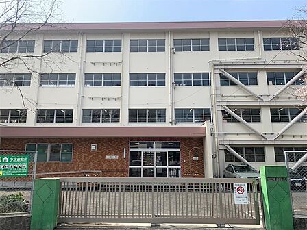 北九州市立足立小学校（442m）