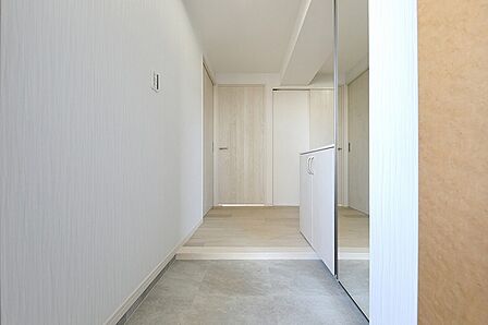 清潔感あふれる玄関は、お出かけ前や帰宅時に姿見で身だしなみをチェックできる快適な空間。シューズボックスも備え、すっきりとした印象です。