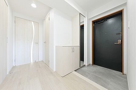 明るく清潔感あふれる玄関がお出迎え。収納も充実しており、いつもすっきりとした空間を保てます。心地よい暮らしの始まりを。