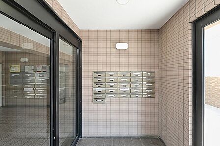 清潔感のあるエントランスは、日々の暮らしを快適にサポートします。住まいの顔となる共用部で、心地よい毎日を始めてみませんか。