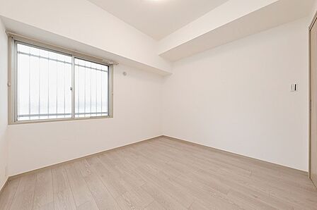 明るい色調のフローリングと白壁で、どんな家具とも合わせやすいお部屋です。窓から自然光が差し込み、開放感があります。