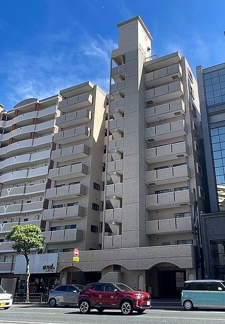 都市の喧騒の中に佇む、洗練されたマンション。バルコニーが連なり、開放感のある暮らしを予感させます。日差しを浴びて輝く外観は、快適な毎日を演出するでしょう。