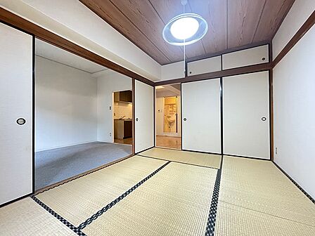 趣ある和室は、落ち着いた空間を演出します。隣接する洋室との一体利用も可能です。