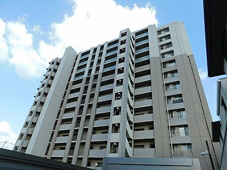 青空に映える、堂々とした佇まいのマンションです。都会的な雰囲気が魅力。
