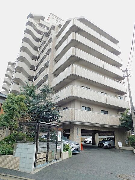 落ち着いた色合いの外観が魅力のマンション。屋根付きの駐車場も完備しており、雨の日の車の乗り降りも安心です。