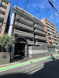 外観：趣のあるエントランスが印象的なマンション。開放感あるバルコニーには植栽も施され、落ち着いた住環境が伺えます。都会の暮らしに潤いを与える一邸です。