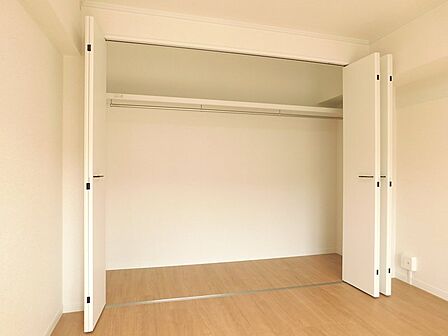 洋服や荷物をすっきりと収納できるクローゼット。広々とした空間で、お部屋をより快適に。