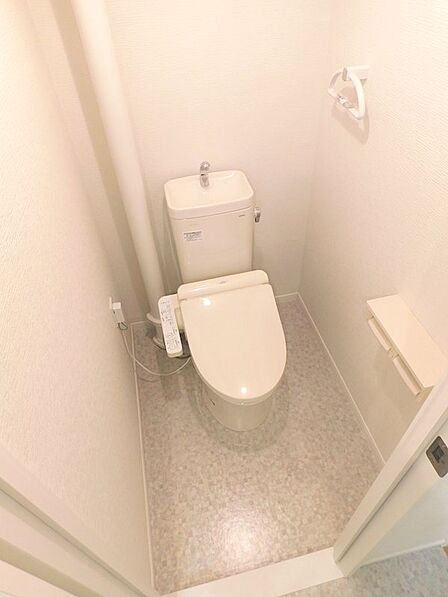 温水洗浄便座付きトイレで、快適な毎日を。手洗い器も完備しており、清潔にお使いいただけます。