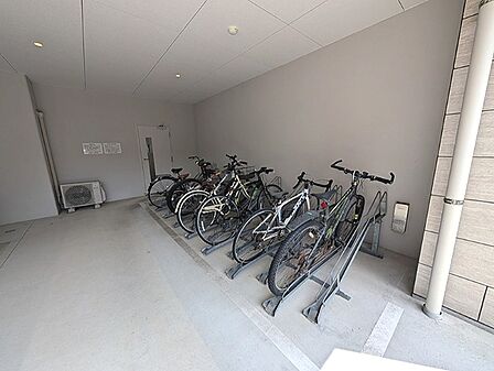 敷地内にはサイクルポートを完備。通勤・通学、お買い物など、自転車での移動をサポートします。