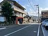 その他：穏やかな街並みに佇む一戸建て住宅。周辺には落ち着いた雰囲気の住宅が立ち並び、住みやすい環境です。