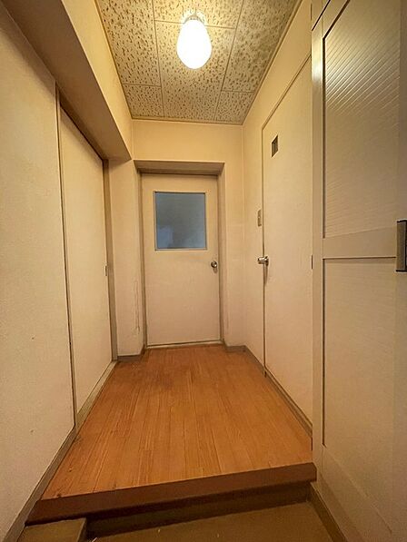 明るい照明が印象的な玄関は、毎日帰宅するたびにほっとする空間です。心地よい木目調の床が、穏やかな雰囲気でお客様をお迎えします。