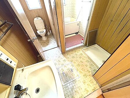洗面台、浴室、トイレが一体となったスペースは、家事動線を考慮した間取りです。レトロな雰囲気の洗面台は、どこか懐かしさを感じさせます。