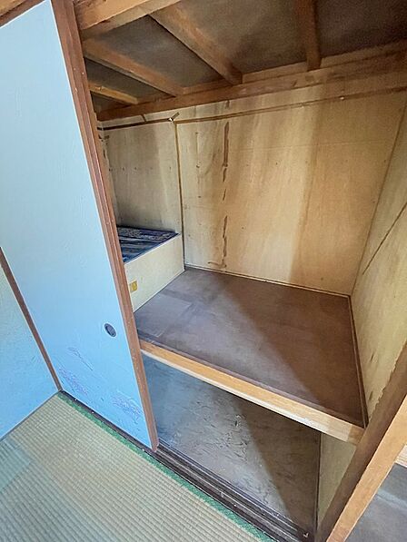 押し入れは、布団や季節家電の収納に便利です。工夫次第で多様な用途に活用できる空間です。