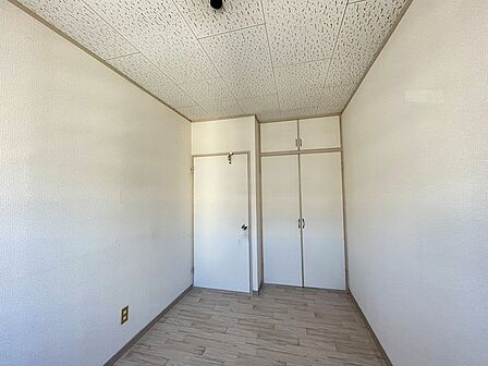 収納スペースを確保した居室。フローリングと白い壁で、明るく清潔感のある印象です。模様替えも楽しめるシンプルな空間。