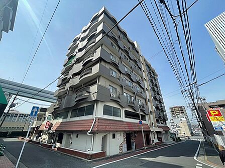 個性的な外観が目を引くマンション。高層階からは都市の眺望が期待できそうです。