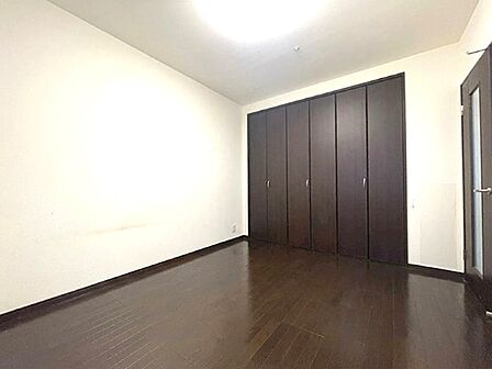収納力のあるクローゼットを備えた居室は、荷物が多い方も安心です。落ち着いた色合いのフローリングが、どのようなインテリアにも馴染みます。※家具等はCG加工で削除しています。
