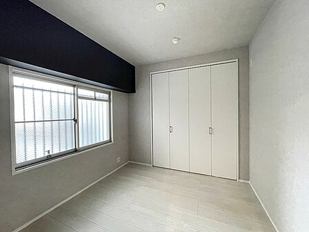 明るい陽射しが差し込む居室は、収納も充実。柔らかな色合いのフローリングが、どんなインテリアにも馴染みます。