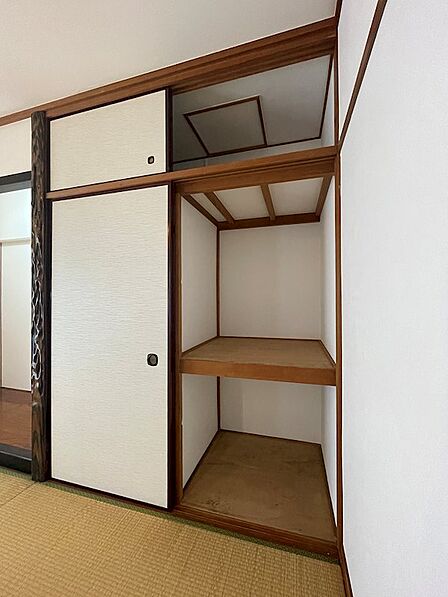 上部の天袋と、奥行きのある押入れを完備。荷物が多い方も安心の収納スペースです。
