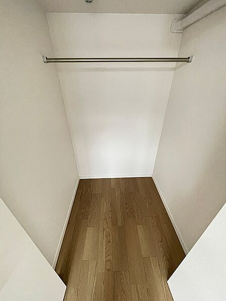 ハンガーパイプ付きの収納スペースは、衣類だけでなく多様な荷物の整理に役立ちます。住空間をすっきりと保ち、快適な暮らしをサポートします。