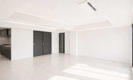 白を基調とした内装で開放感のあるリビング。窓から差し込む光が、明るく居心地の良い空間を演出します。