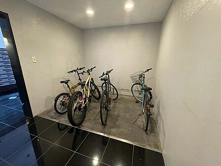 自転車置場もございます。通勤・通学、ちょっとしたお買い物にも便利です。