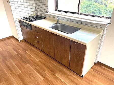 使いやすいシステムキッチンは、お料理を楽しくサポート。窓から明るい光が差し込み、日々の暮らしに彩りを添えます。