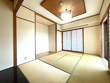 和の趣を感じる和室。客間や寝室として多目的に活用できる空間です。障子から優しい光が差し込み、落ち着いた時間を演出します。