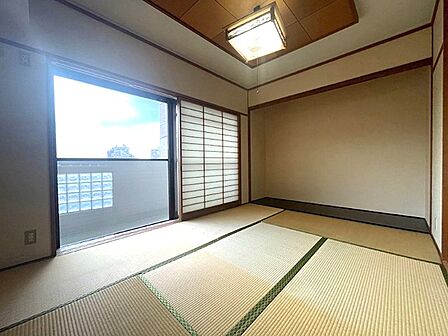 陽光が差し込む和室は、落ち着いた時間を過ごすのに最適です。障子を開ければ開放感あふれる空間が広がります。