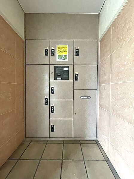 ご不在時も荷物を受け取れる宅配ボックスを設置。忙しい毎日をサポートします。