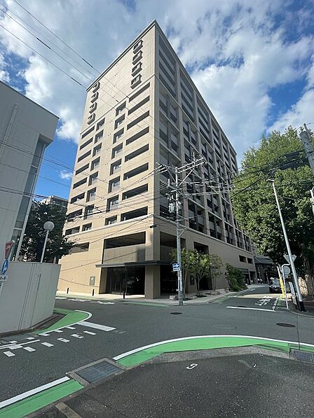 堂々たる外観が印象的なマンション。都市の利便性と居住性を両立する立地です。