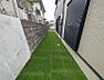 その他：手入れの行き届いた人工芝の庭は、休日のくつろぎの空間にも、お子様の遊び場にも。多彩な用途で楽しめます。