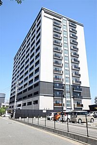 外観：青空が映える、モダンな外観のマンション。利便性の高い立地で、快適な都市生活を送れます。
