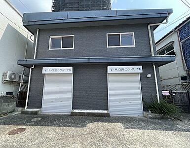 外観:ダークグレーの外壁が印象的な、2階建ての建物です。店舗利用にも適したシャッター付きのスペースが2区画ございます。 外観:ダークグレーの外壁が印象的な、2階建ての建物です。店舗利用にも適したシャッター付きのスペースが2区画ございます。