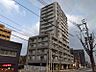外観：空が広がる開放感ある立地。スタイリッシュな外観デザインが目を引く、都市生活に映えるレジデンスです。