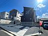 外観：モダンな外観が目を引く新築住宅。カーポートも確保されており、お車をお持ちの方にも便利です。周辺は閑静な住宅街で、穏やかな暮らしが叶います。