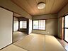 その他：和の趣を感じる畳敷きの居室。窓から光が差し込み、穏やかな時間が流れます。ゆったりとくつろげる空間で、自分らしい暮らしを始めてみませんか。