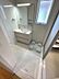 洗面：明るい採光と機能的な洗面台を備えた洗面所。三面鏡裏収納で小物もすっきり片付きます。日々の身支度も快適に。