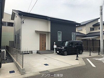 外観：アエラホーム施工の戸建。おしゃれな外観に駐車スペースもゆとりがあり、来客にも対応可能です