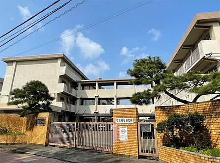 北九州市立あやめが丘小学校(705m)