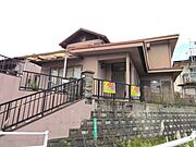 屋根付き車庫有り！雨風や飛来物、紫外線から大切なお車を守ることができますね！