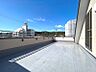 バルコニー：開放感のある広々としたバルコニーからは、青空が広がり見晴らしの良い景色を楽しめます。