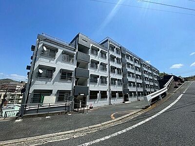外観:青空に映える、すっきりとした外観が魅力の物件。周辺環境になじむ落ち着いた色合いで、日々の暮らしを彩ります。 外観:青空に映える、すっきりとした外観が魅力の物件。周辺環境になじむ落ち着いた色合いで、日々の暮らしを彩ります。