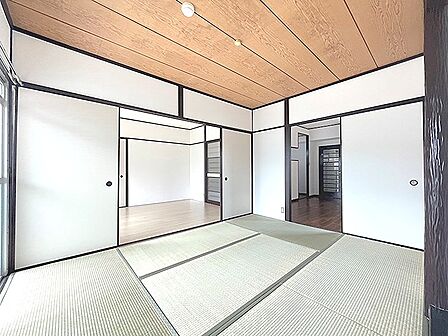 趣のある和室は、来客をもてなす空間としてもおすすめです。隣接する洋室と一体利用も可能で、多様なライフスタイルに応えます。