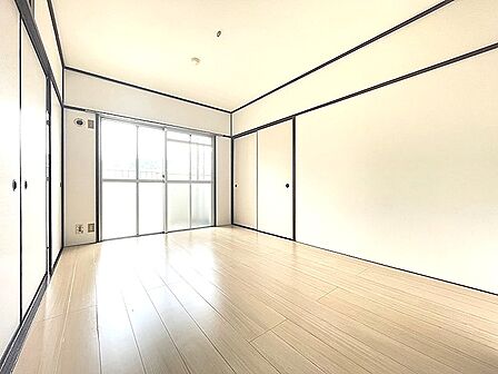 陽光が差し込む明るい室内。収納も充実しており、居住空間を有効活用できます。和室を改装した洋室は、用途に合わせて多様な使い方が可能です。