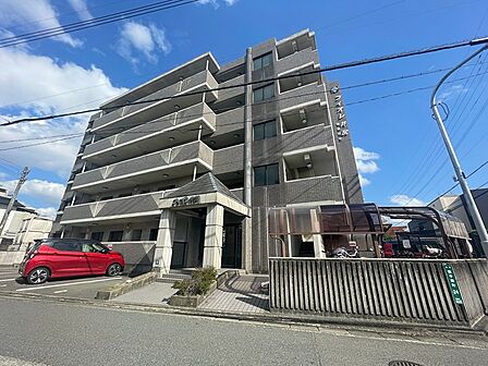 堂々とした外観が目を引くマンション。空が広く開放的な立地で、毎日を快適に過ごせます。新しい暮らしをここで始めてみませんか。