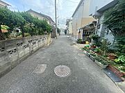 閑静な住宅街に佇む、落ち着いた住環境が魅力の物件です。前面道路は車の通りが少なく、小さなお子様がいるご家庭も安心。日々の暮らしを穏やかに彩ります。