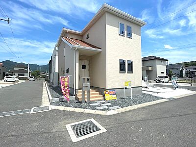 外観:空と山々を望む、開放的な角地に佇む新築戸建て。駐車スペースもゆとりがあります。現地で直接ご確認ください。 外観:空と山々を望む、開放的な角地に佇む新築戸建て。駐車スペースもゆとりがあります。現地で直接ご確認ください。