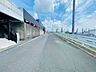 外観：前面道路含む現地写真