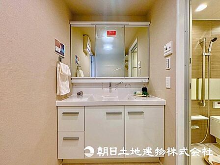 大きな三面鏡付きの洗面所で朝の支度をスムーズに行えます。